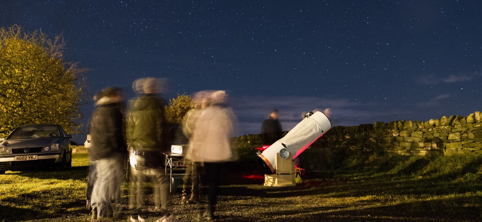 People using telescopes and looking at the stars i the sky